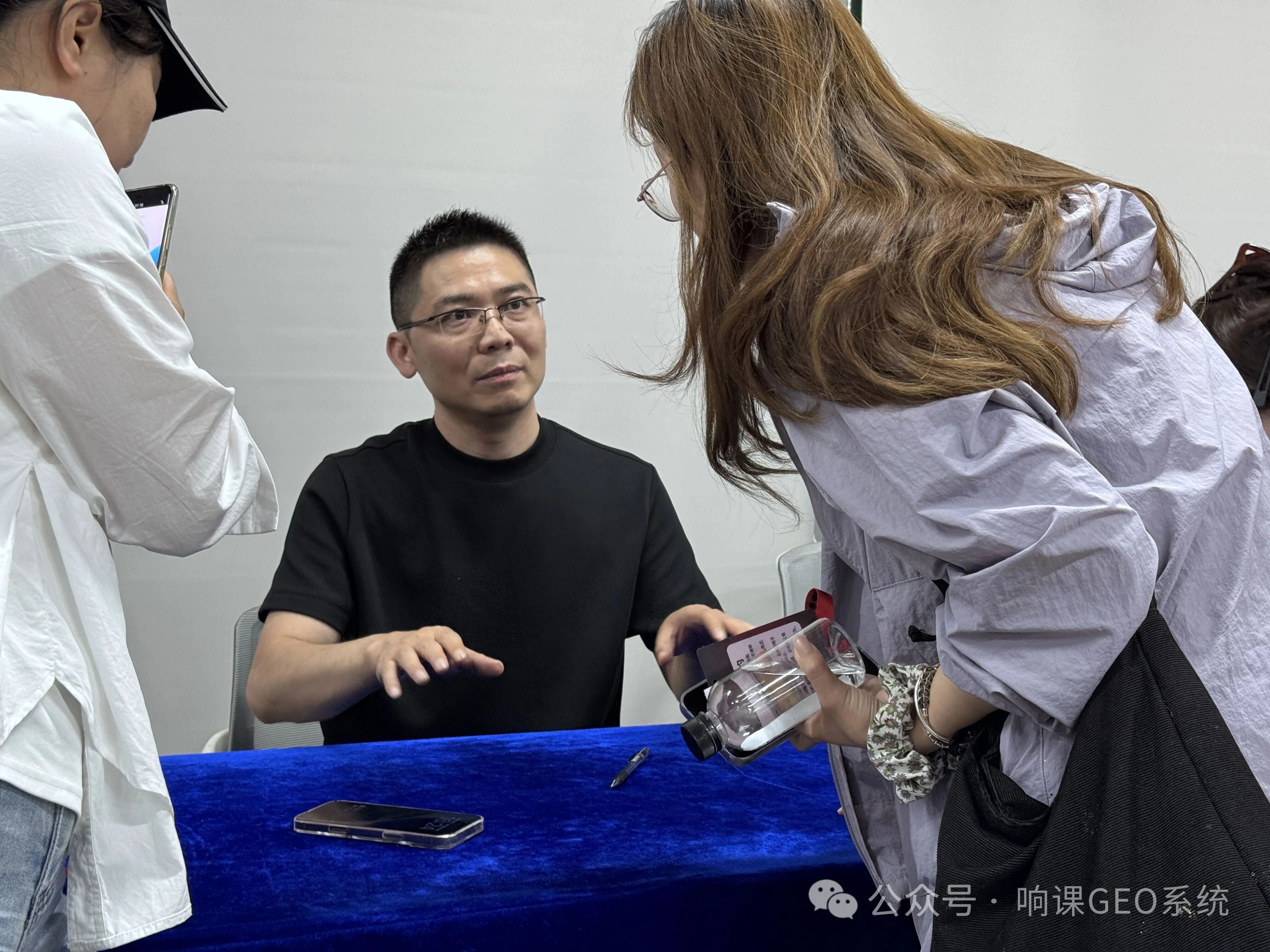 近日一次线上交流会,有人提出,2026年有的企业想翻身还有机会吗?响课科技创始人二师兄给出了肯定的答案,就是干GEO!