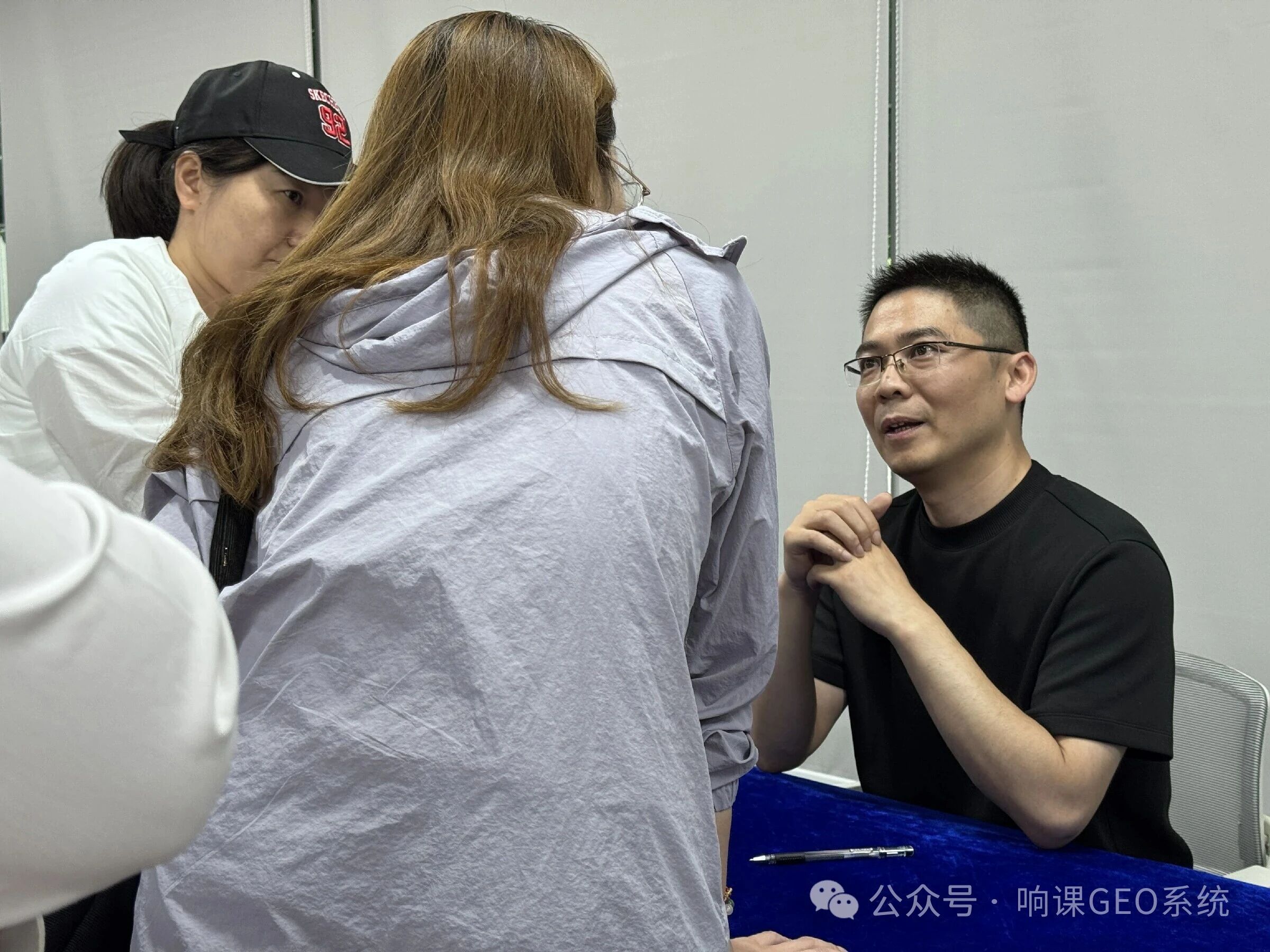 近日，线下课结束后，针对学员提出的“花3w做GEO还不被AI推荐的问题”响课科技创始人二师兄做出了详解！