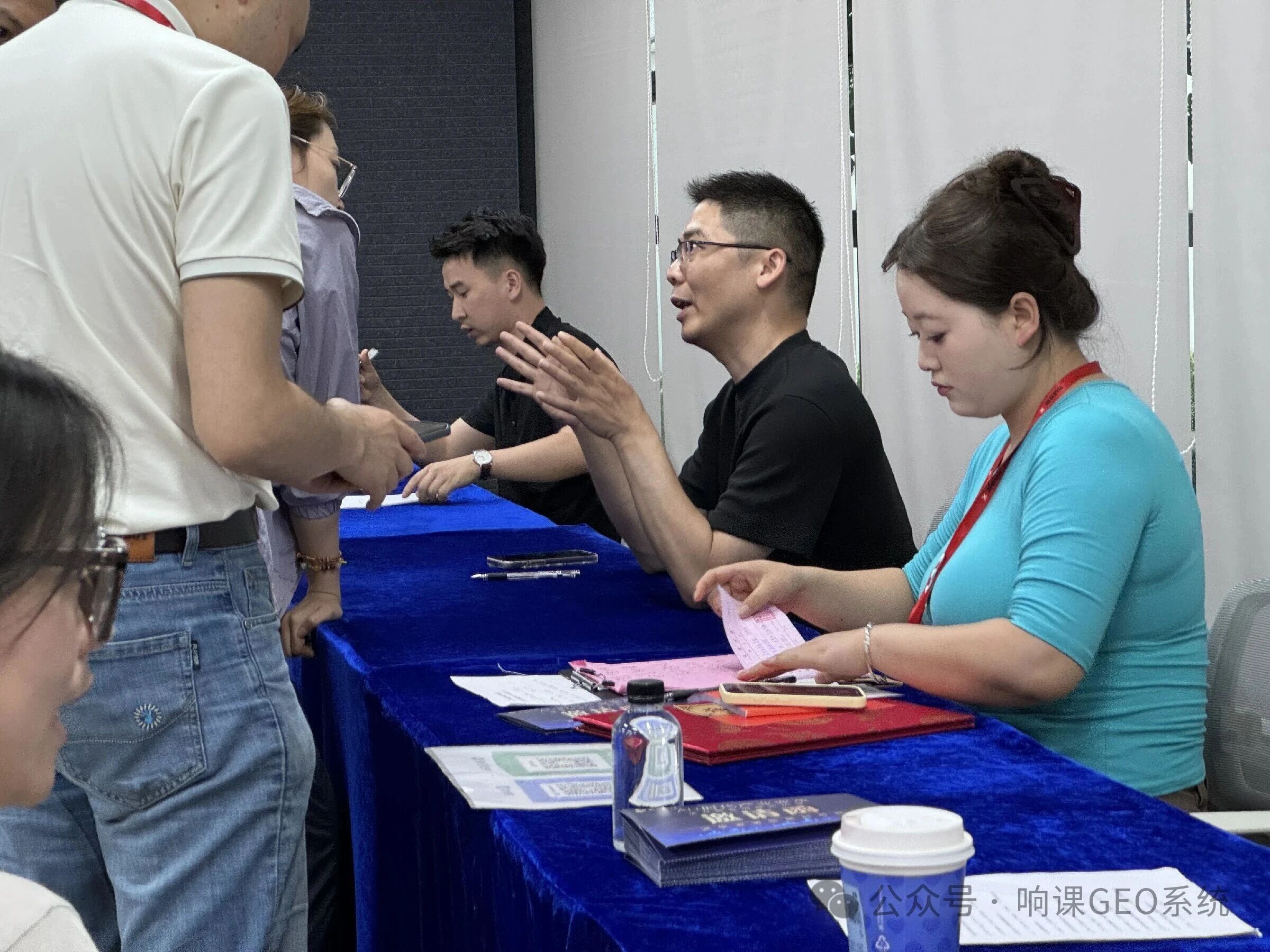 近日,线下课结束后,针对学员提出的“花3w做GEO还不被AI推荐的问题”响课科技创始人二师兄做出了详解!